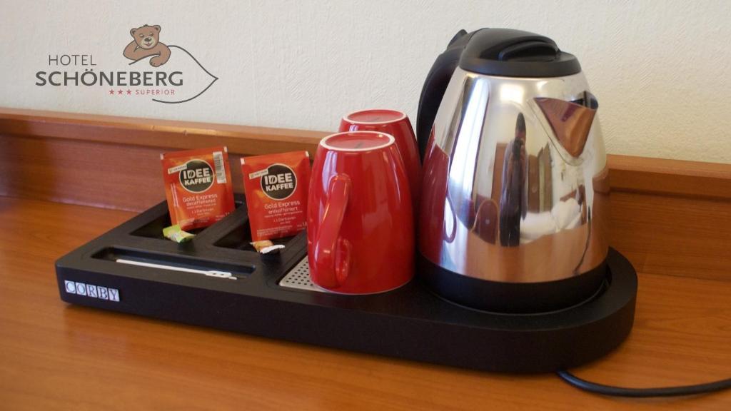 Příslušenství pro přípravu čaje a kávy v ubytování Hotel Schöneberg