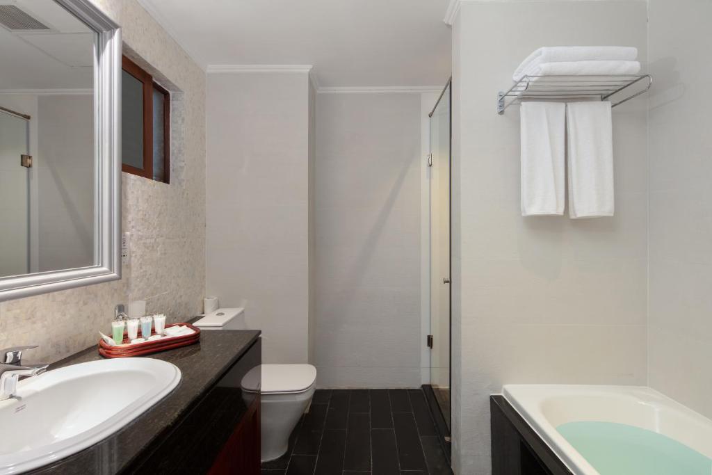 Earl's Regency Hotel - 3