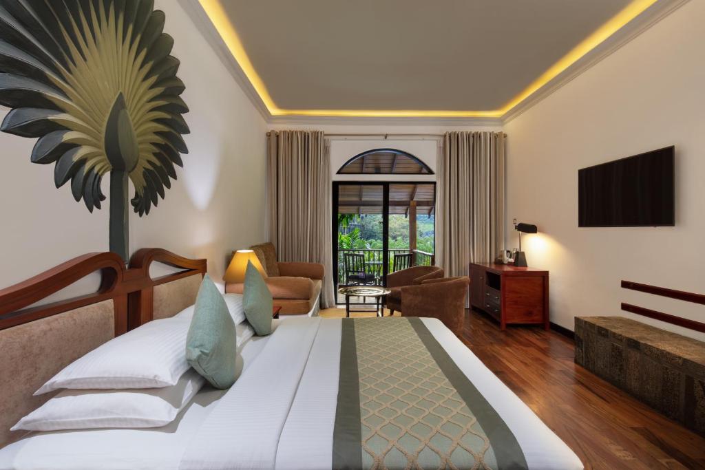 Earl's Regency Hotel - 1