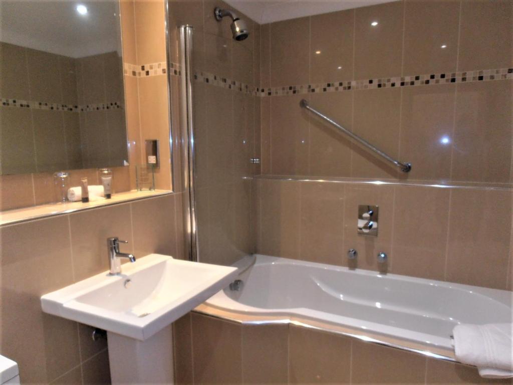 Kylpyhuone majoituspaikassa Hollies Hotel