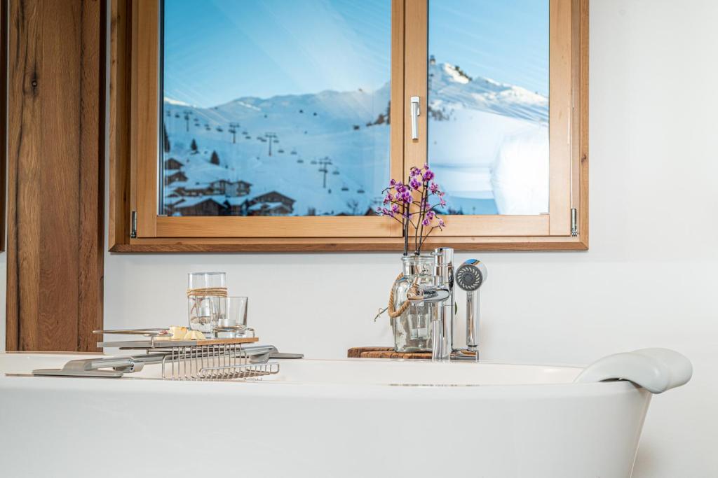 Nespecifikovaný výhled na hory nebo výhled na hory při pohledu z hotelu