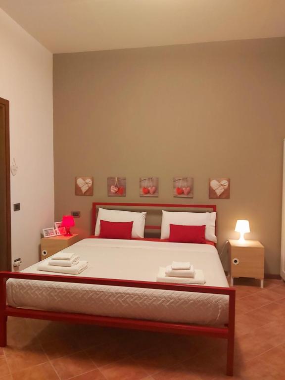 A bed or beds in a room at LODGING 5 TERRE & PORTO LA SPEZIA