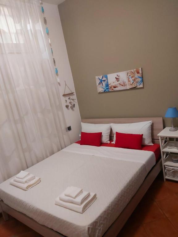 A bed or beds in a room at LODGING 5 TERRE & PORTO LA SPEZIA