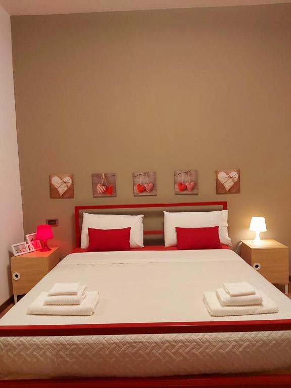 A bed or beds in a room at LODGING 5 TERRE & PORTO LA SPEZIA