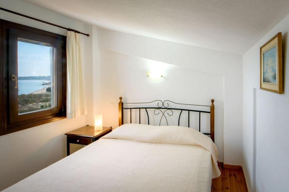 Łóżko lub łóżka w pokoju w obiekcie Katevi Luxury Seafront Villa