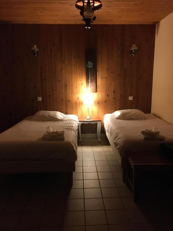 Postel nebo postele na pokoji v ubytování Hôtel du Commerce