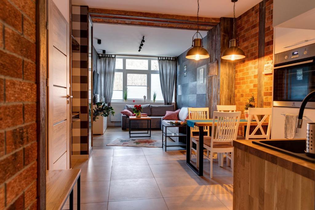 cocina y sala de estar con comedor en Apartamenty u Rybki, en Krynica-Zdrój