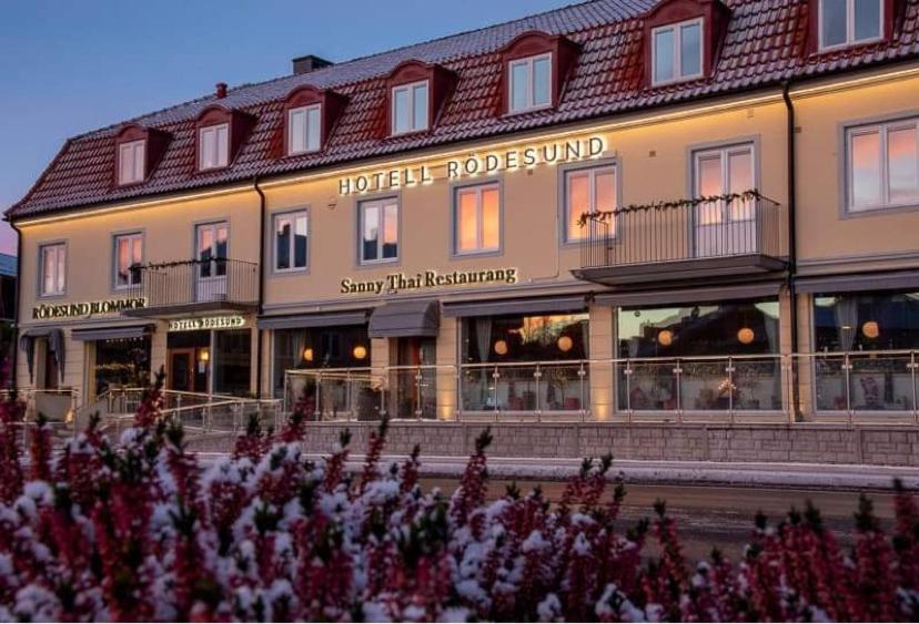 un grand bâtiment en face d'un bâtiment dans l'établissement Hotell & Bistro Rödesund, à Karlsborg