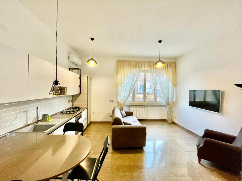 eine Küche und ein Wohnzimmer mit einem Sofa und einem Tisch in der Unterkunft INTERNO DIECI in Rom