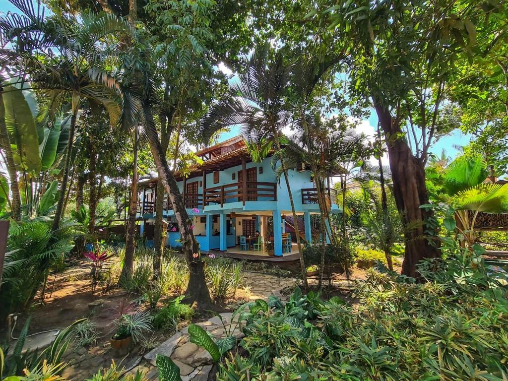 une maison au milieu d'une forêt plantée d'arbres dans l'établissement Pousada Bambu, à Itacaré