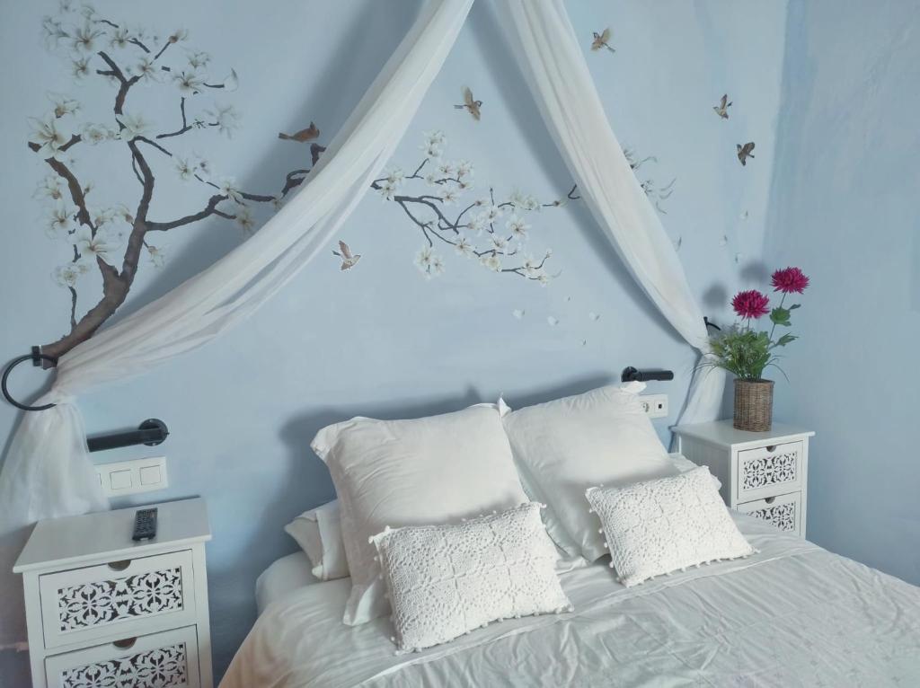 セゴルベにあるCasa Rural Media Lunaの青い壁のベッドルーム1室、ベッド1台(白い枕付)