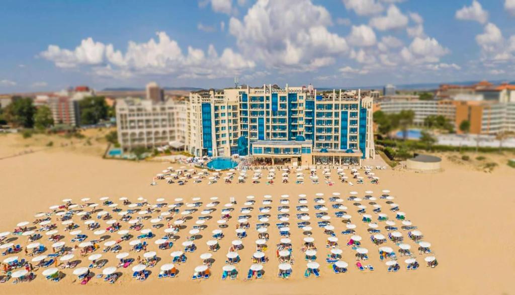 una playa con muchas sombrillas y un hotel en Blue Pearl Hotel - Ultra All - Inclusive en Sunny Beach