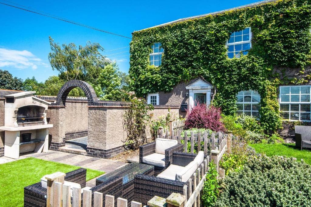 una vista exterior de una casa con jardín en Bagels en Nottingham