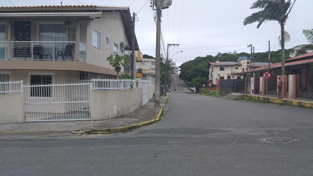  casa parte terrea proximo a praia