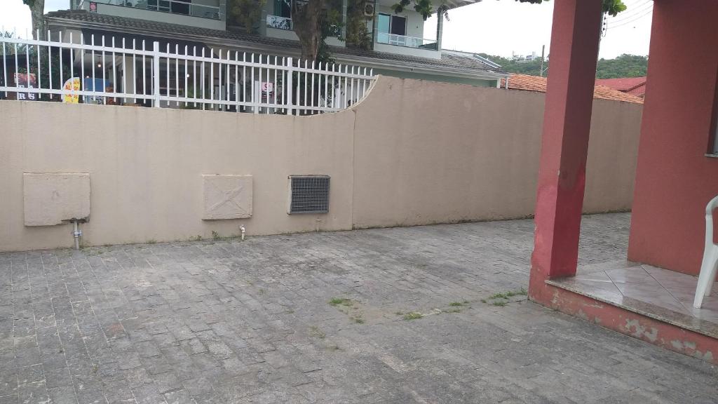  casa parte terrea proximo a praia