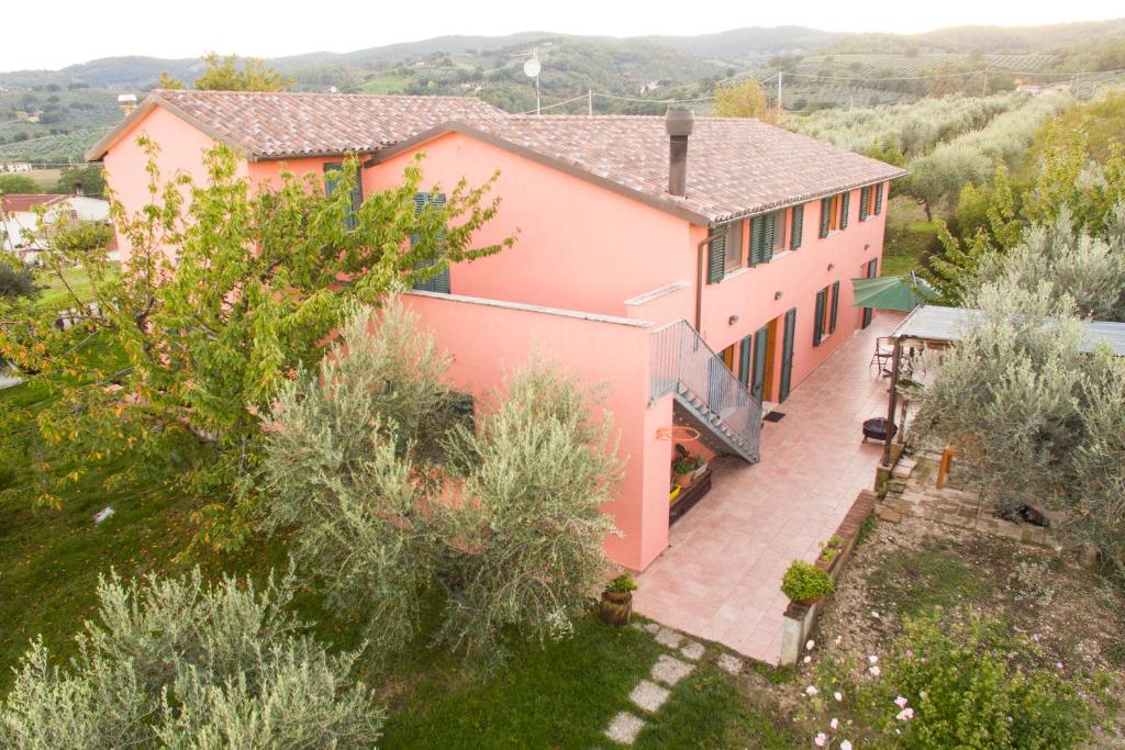 an aerial view of a house with trees at Casale Mi Cantino in Bevagna