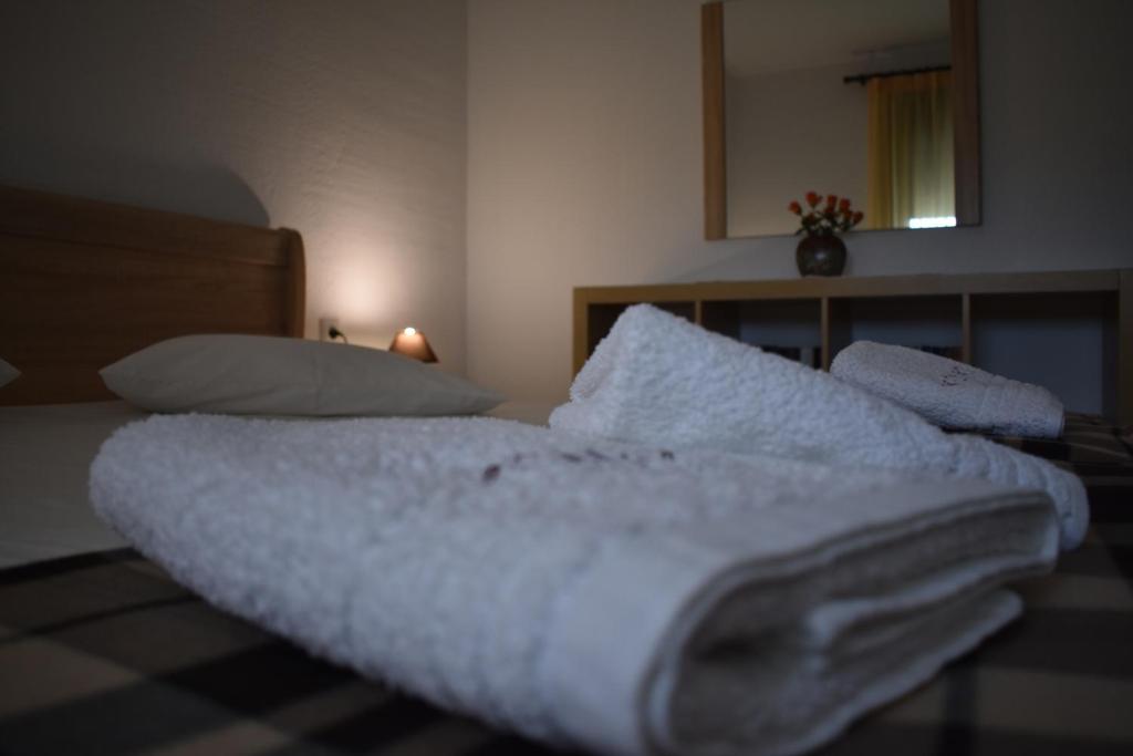 Postel nebo postele na pokoji v ubytování Konaki Guesthouse