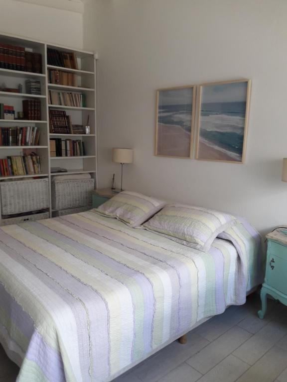 een slaapkamer met een bed en een boekenplank bij La biblioteca in Olavarría