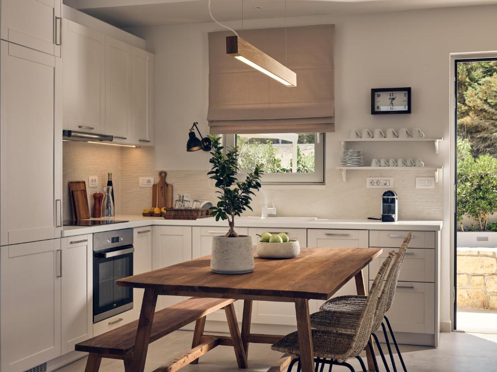 A kitchen or kitchenette at Astarte Villas - Onda Del Mar Beach Villa