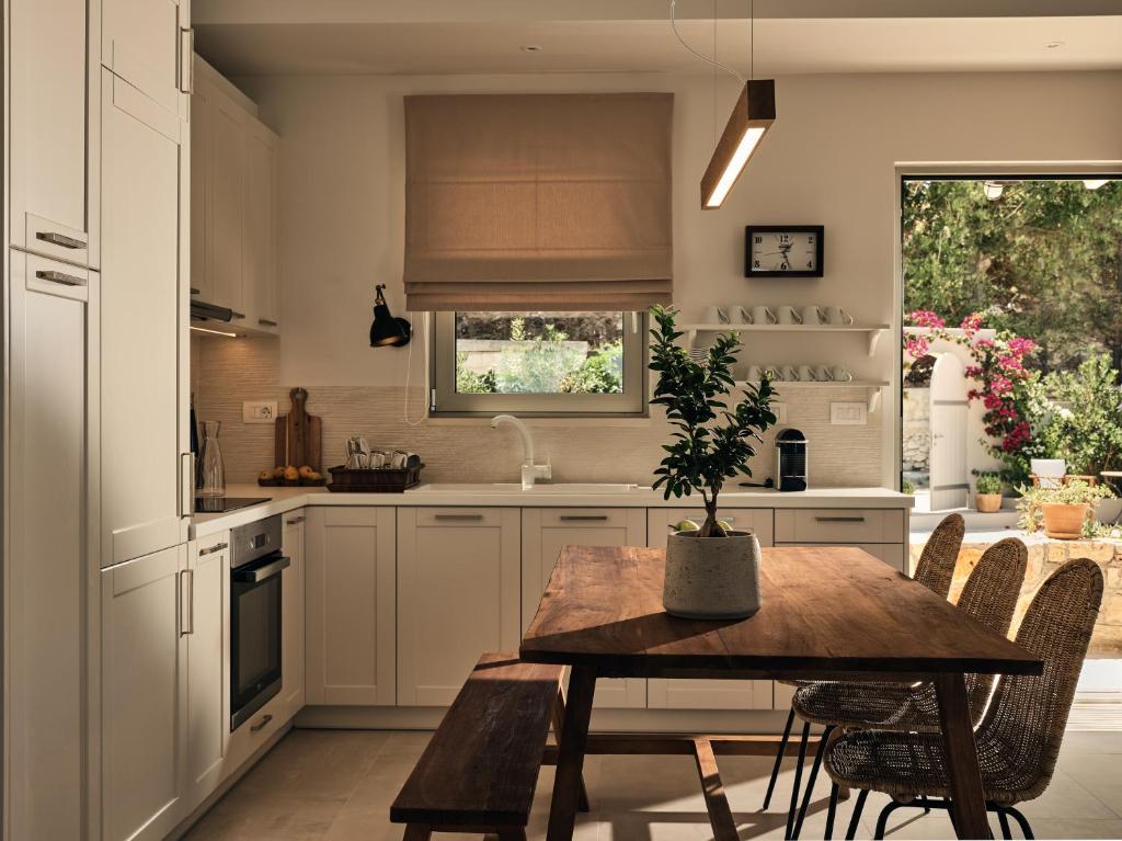 A kitchen or kitchenette at Astarte Villas - Onda Del Mar Beach Villa