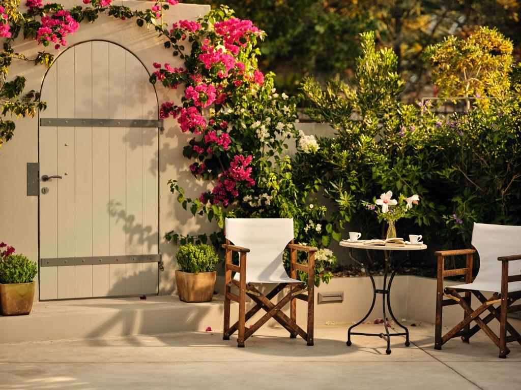 A garden outside Astarte Villas - Onda Del Mar Beach Villa