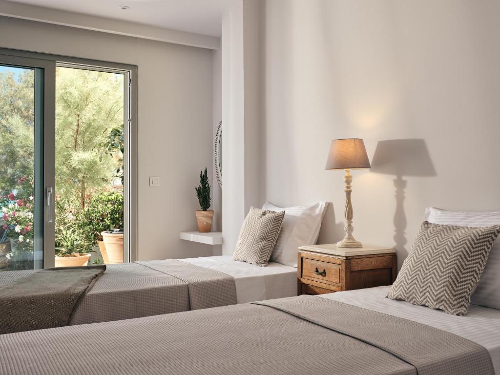 A bed or beds in a room at Astarte Villas - Onda Del Mar Beach Villa