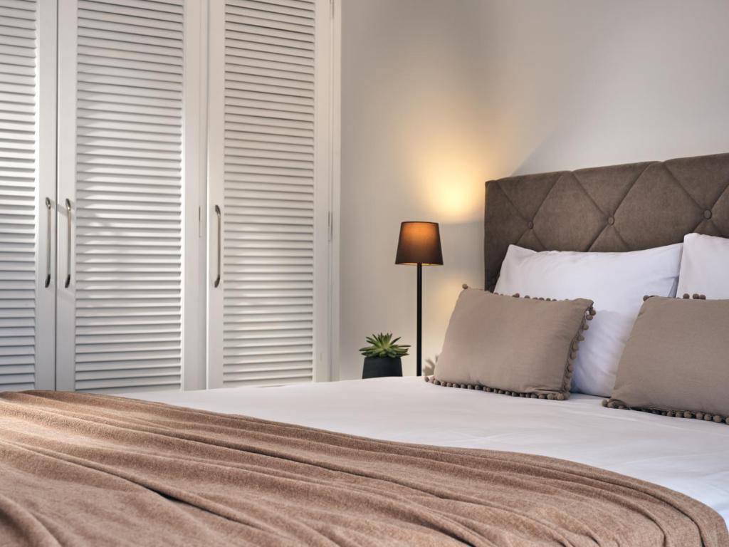 A bed or beds in a room at Astarte Villas - Onda Del Mar Beach Villa