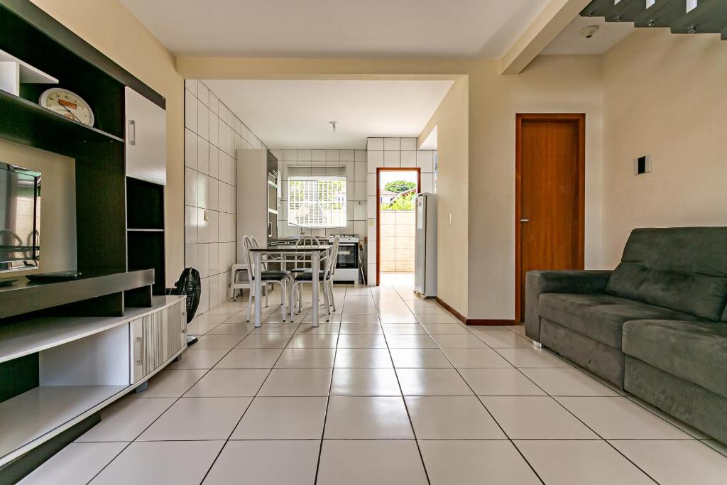  Casa duplex com pátio privativo no Santinho SMR002