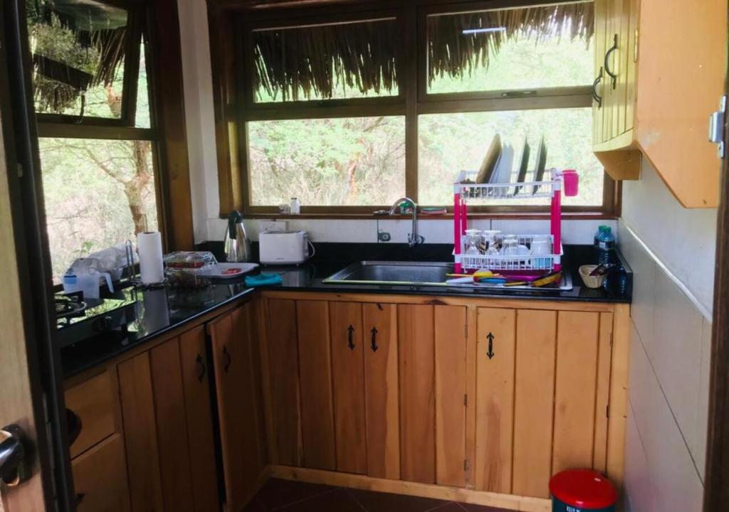 Kuchyň nebo kuchyňský kout v ubytování Oldonyo Orok Lodge