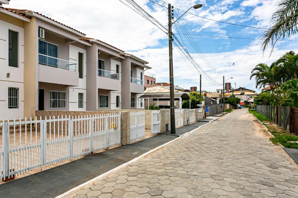  Casa duplex com pátio privativo no Santinho SMR002