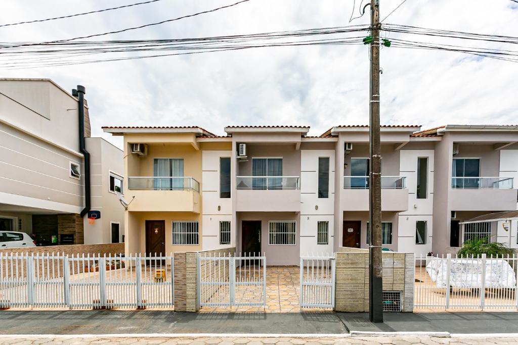  Casa duplex com pátio privativo no Santinho SMR002