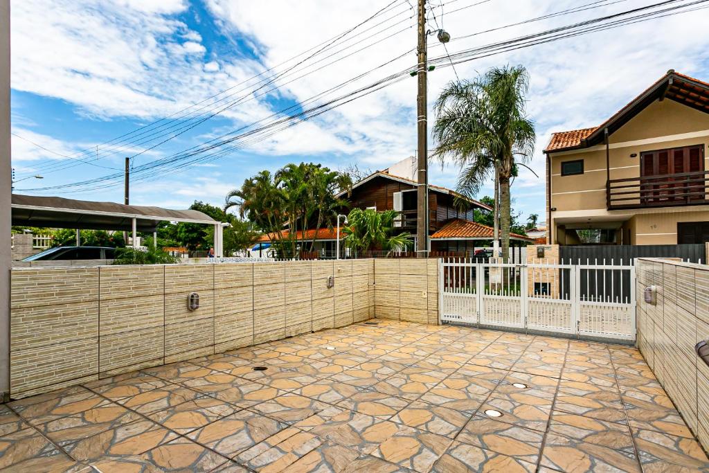  Casa duplex com pátio privativo no Santinho SMR002