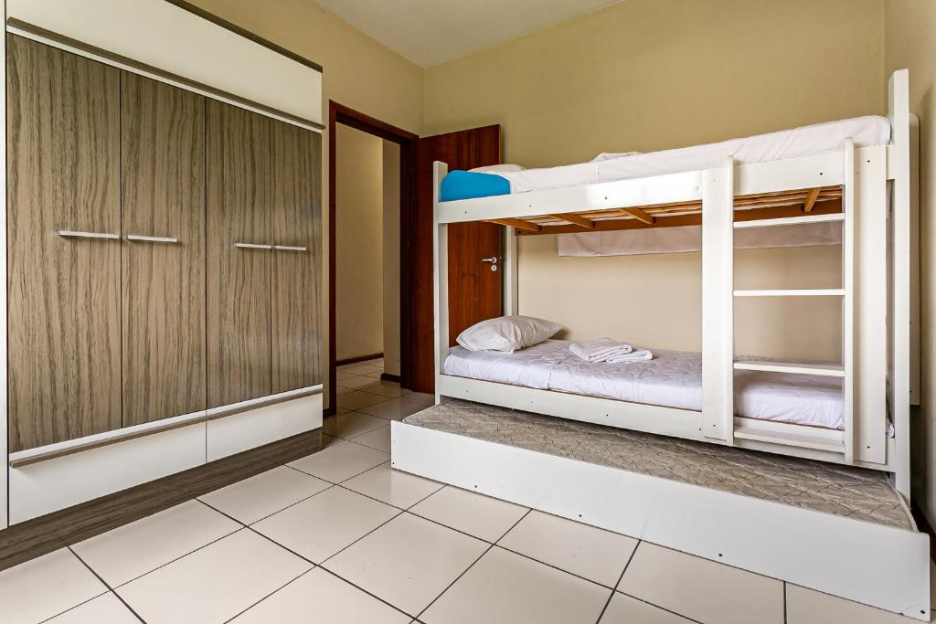  Casa duplex com pátio privativo no Santinho SMR002