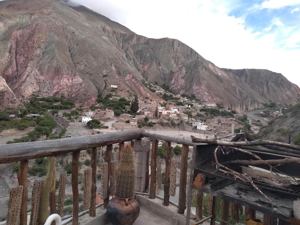 een balkon met uitzicht op een berg bij EL WICHIKU RECIDENCIAL - RESTO-BAR Facebook Hospedaje El Wichiku- Iruya in Iruya