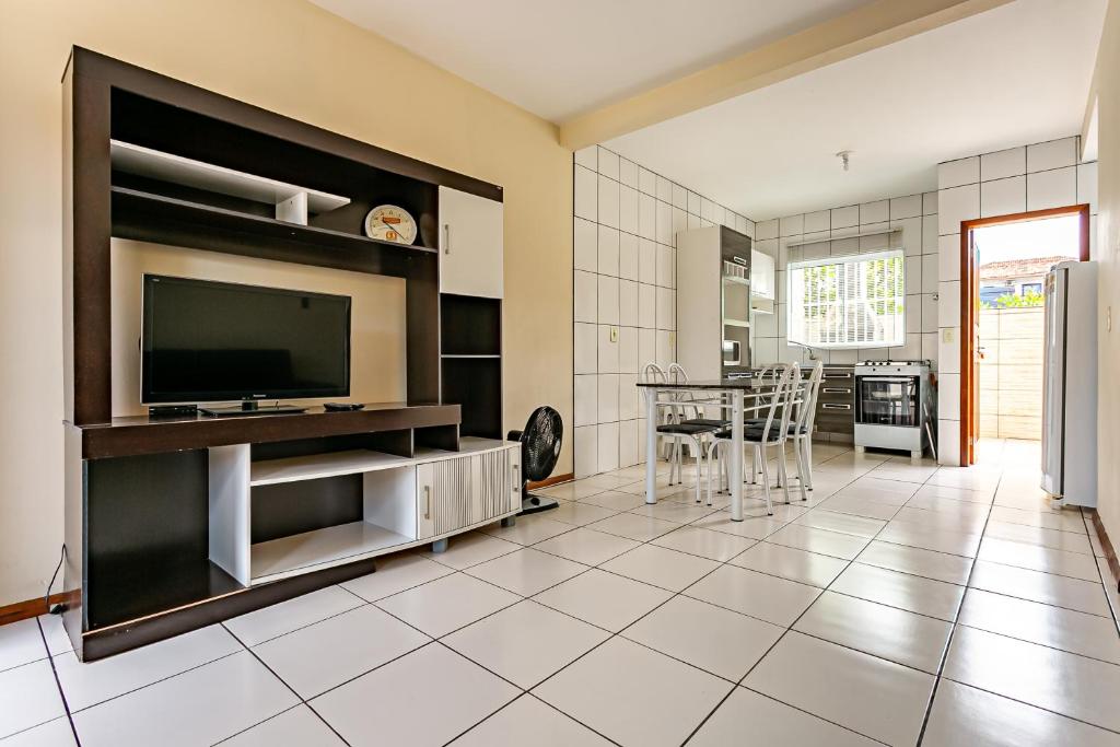  Casa duplex com pátio privativo no Santinho SMR002