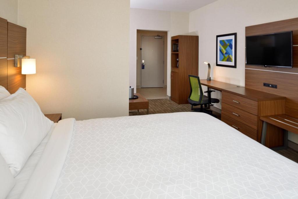 Holiday Inn Express Lodi by IHG - Standard Room With Two Queen Beds