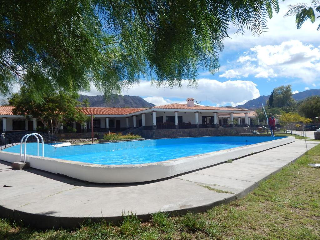 a swimming pool in front of a house at Hostería Municipal de Angastaco in Angastaco