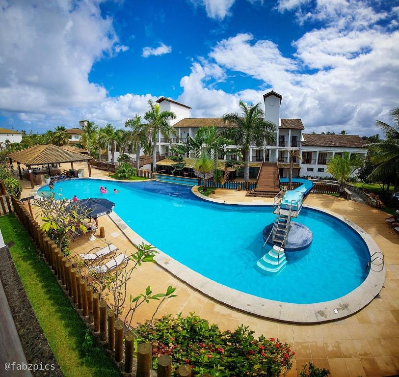 uma piscina com escorrega num resort em Tree Bies Resort em Entre Rios