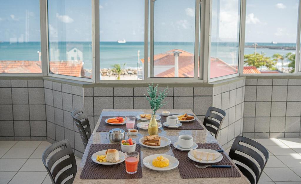 stół z jedzeniem i widokiem na ocean w obiekcie Iracema Mar Hotel w mieście Fortaleza