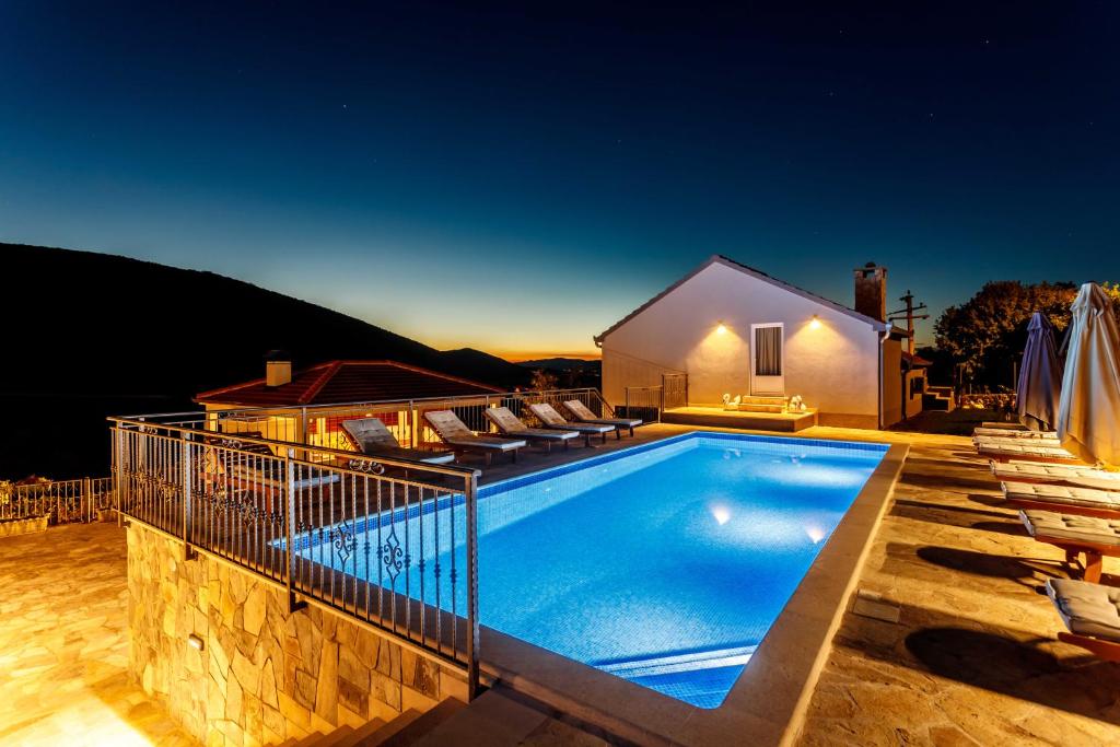 Bazén v ubytování Villa Marija with heated pool nebo v jeho okolí