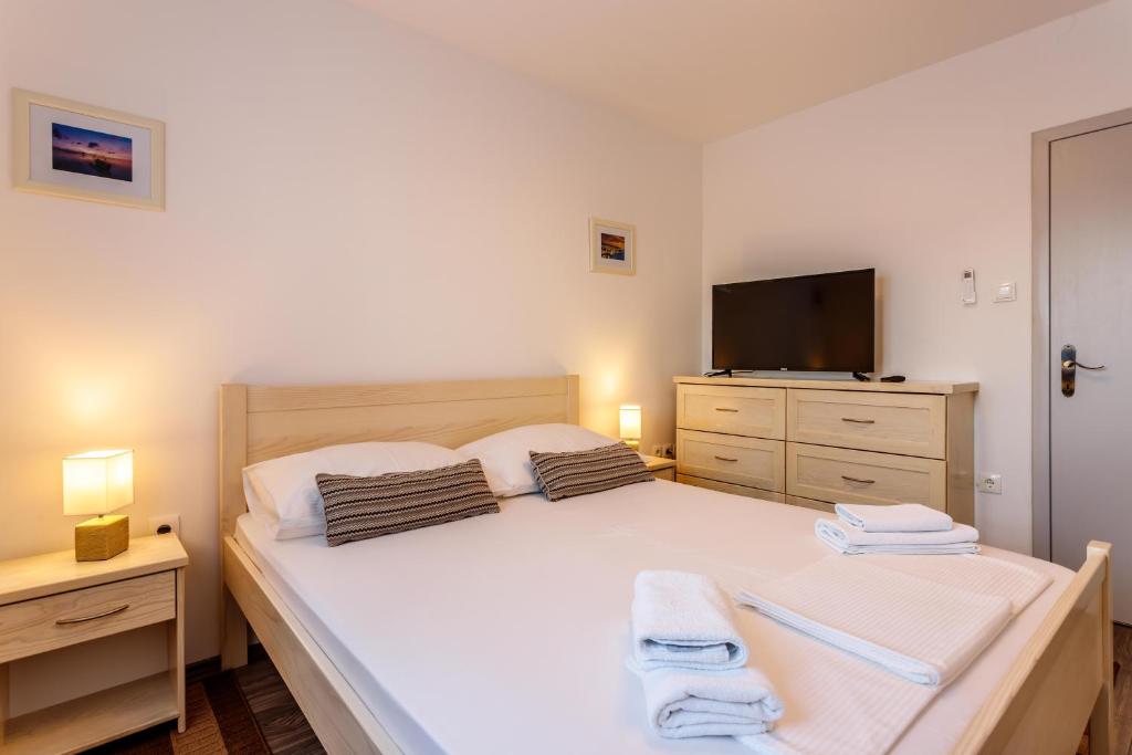 Postel nebo postele na pokoji v ubytování Villa Marija with heated pool