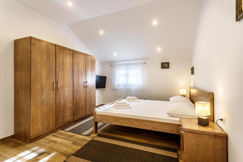Postel nebo postele na pokoji v ubytování Villa Marija with heated pool