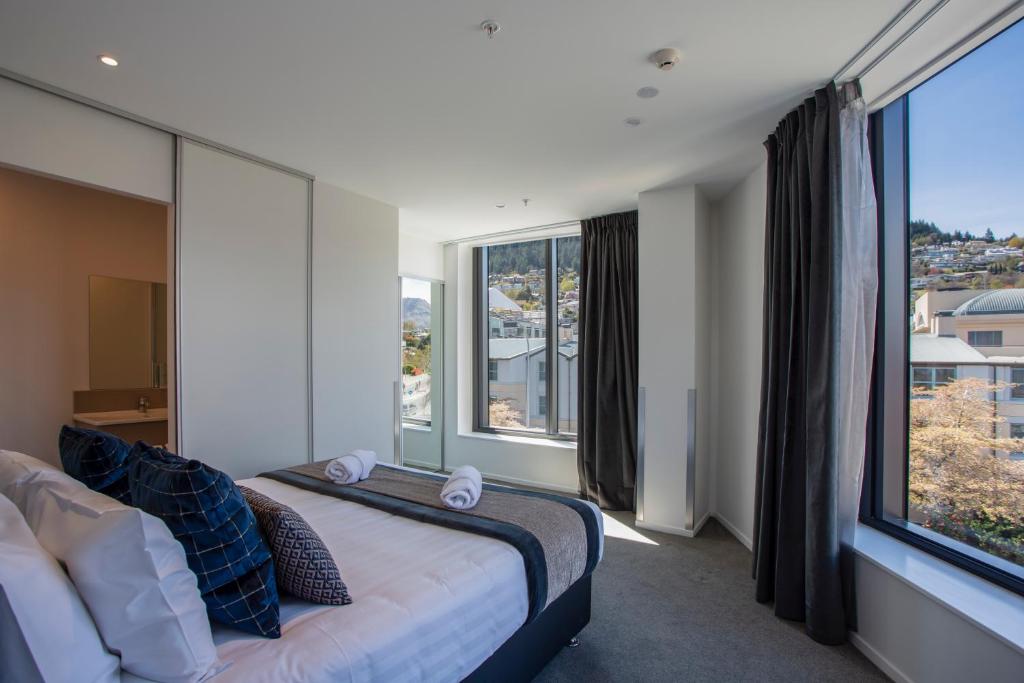 Postel nebo postele na pokoji v ubytování Ramada by Wyndham Queenstown Central