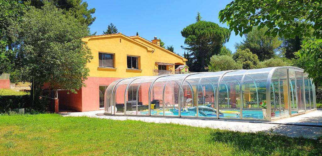 un invernadero de cristal frente a una casa en RARE - Escale Bicolore - Bas de villa privé proche de Cassis avec PISCINE CHAUFFÉE, en Aubagne