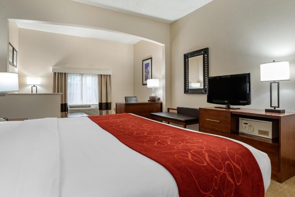 Comfort Suites Jacksonville Airport - King Suite - Accessible/Non-Smoking