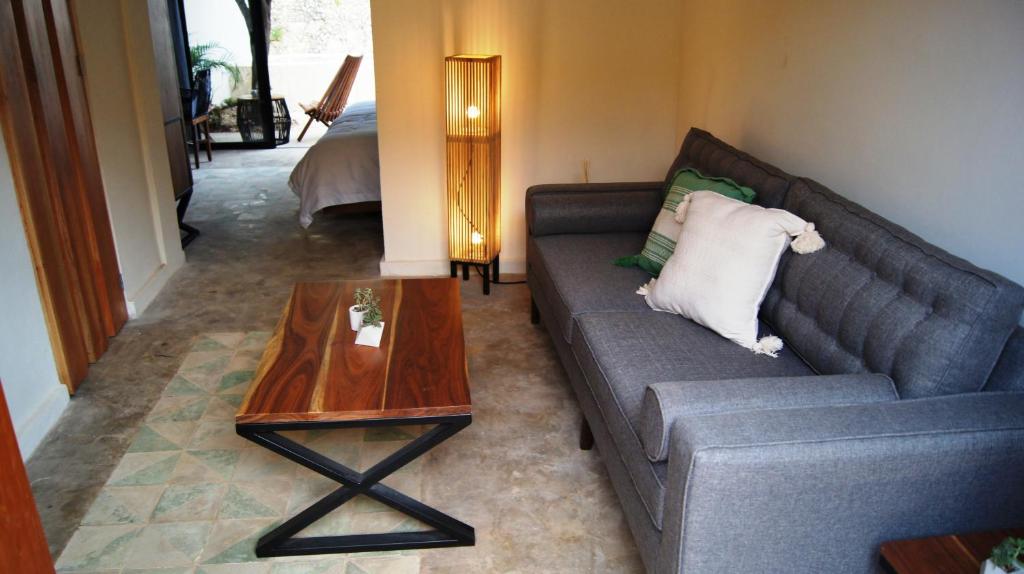 Uma área de estar em Hotel Unknown