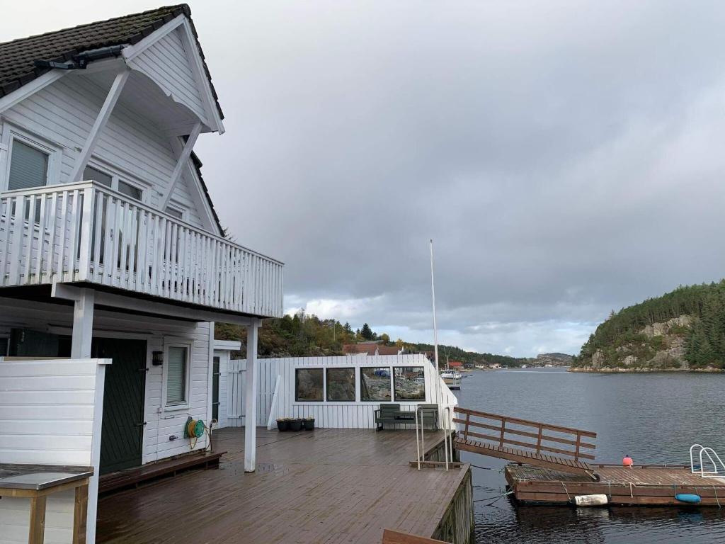 una casa en un muelle junto a un cuerpo de agua en 8 person holiday home in Urangsv g, en Steinsbø