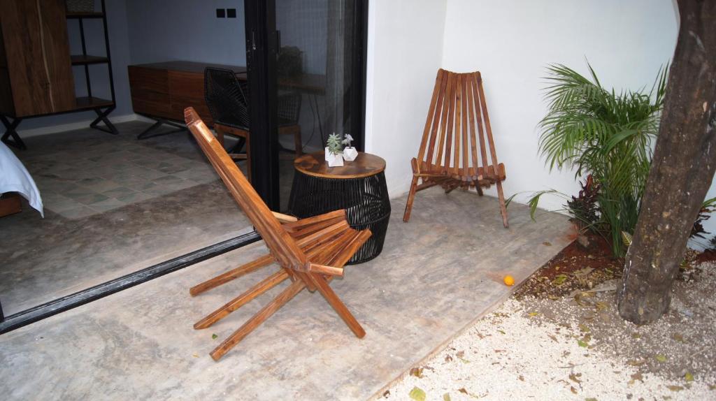 Um jardim no exterior de Hotel Unknown