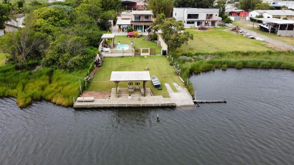 een luchtzicht op een huis aan een meer bij Casa na beira da lagoa com piscina e rampa para embarcações in Tramandaí