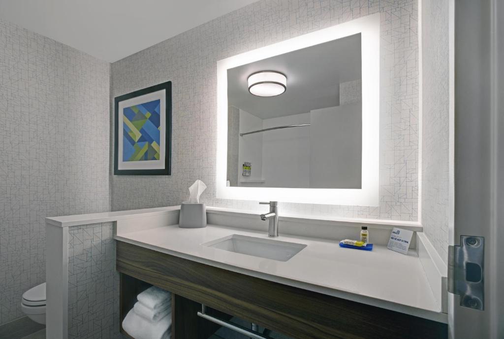 Holiday Inn Express - Milwaukee Downtown, an IHG Hotel - 